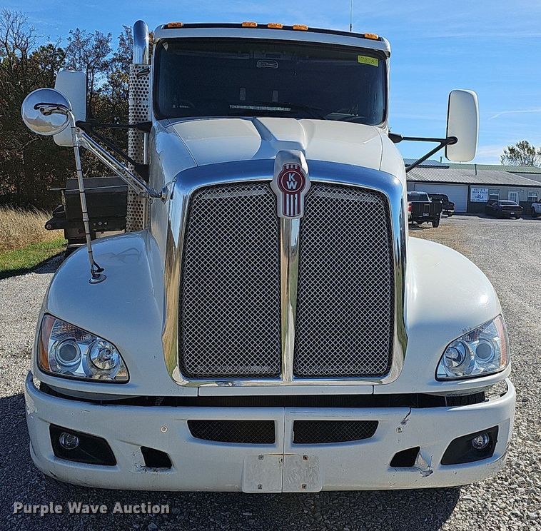 image for item NP9095 2014 Kenworth T660  semi truck