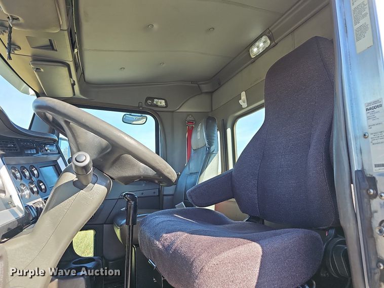 image for item NP9095 2014 Kenworth T660  semi truck