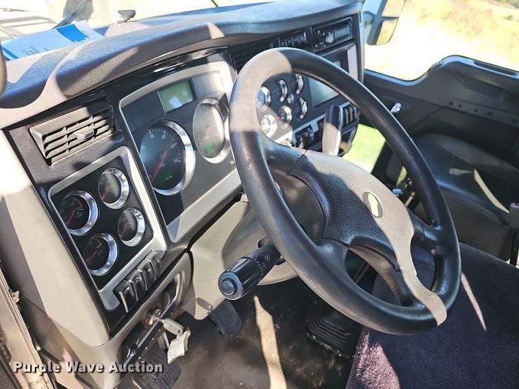 image for item NP9095 2014 Kenworth T660  semi truck