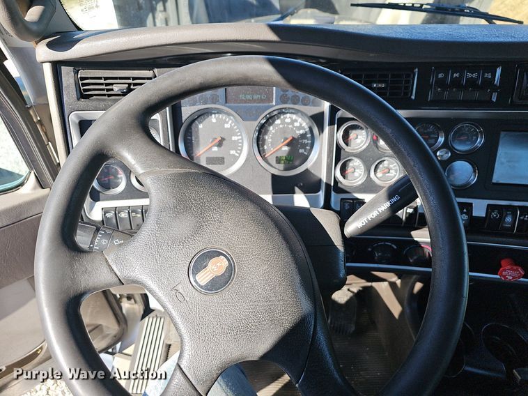 image for item NP9095 2014 Kenworth T660  semi truck