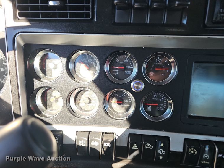 image for item NP9095 2014 Kenworth T660  semi truck