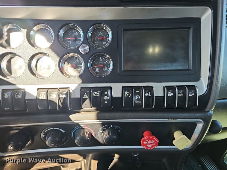 image for item NP9095 2014 Kenworth T660  semi truck