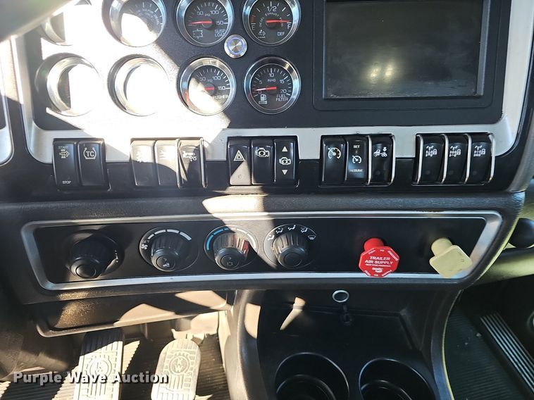 image for item NP9095 2014 Kenworth T660  semi truck