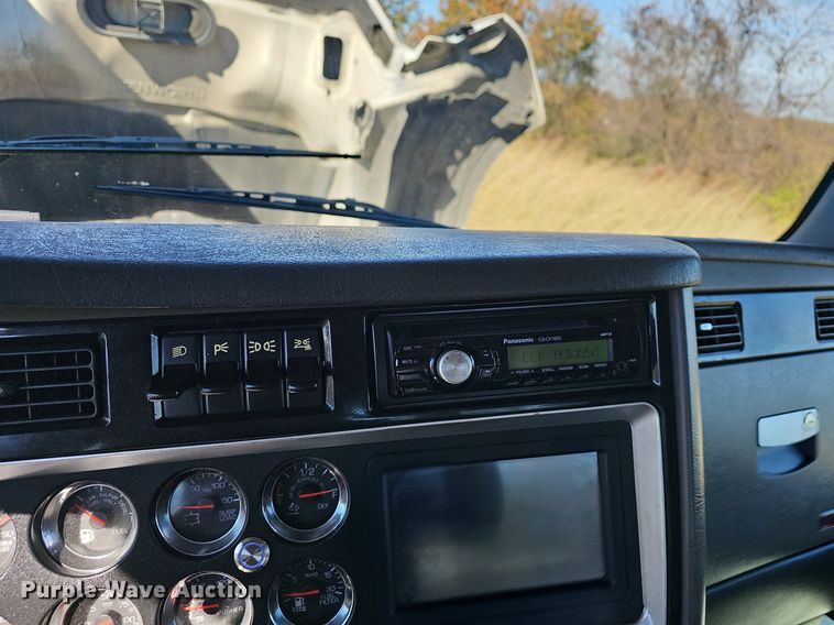 image for item NP9095 2014 Kenworth T660  semi truck