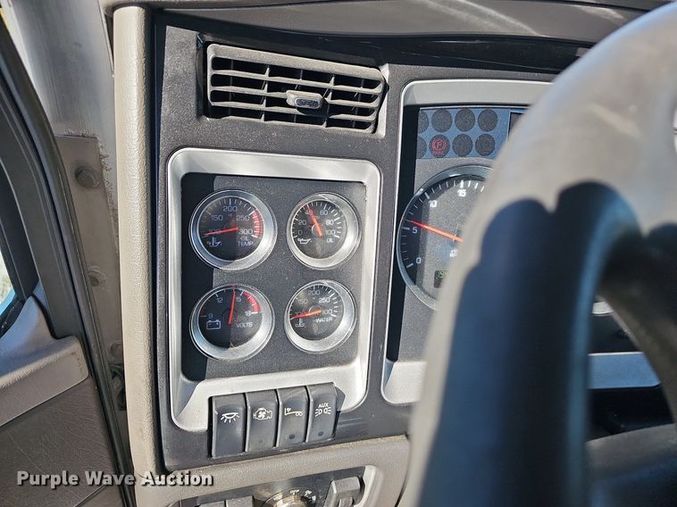 image for item NP9095 2014 Kenworth T660  semi truck