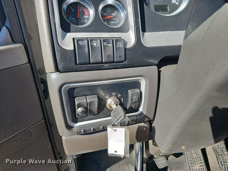 image for item NP9095 2014 Kenworth T660  semi truck