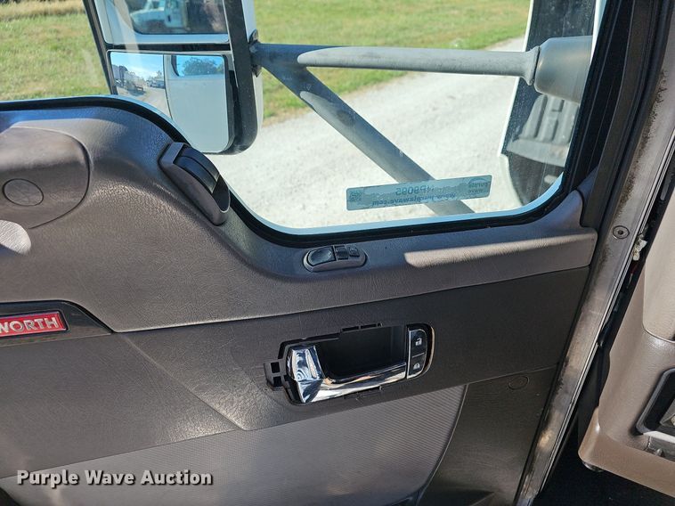 image for item NP9095 2014 Kenworth T660  semi truck