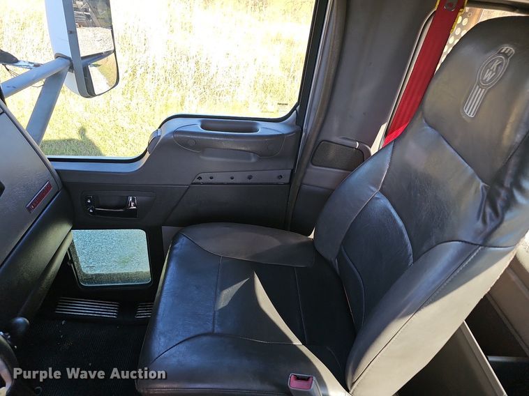 image for item NP9095 2014 Kenworth T660  semi truck