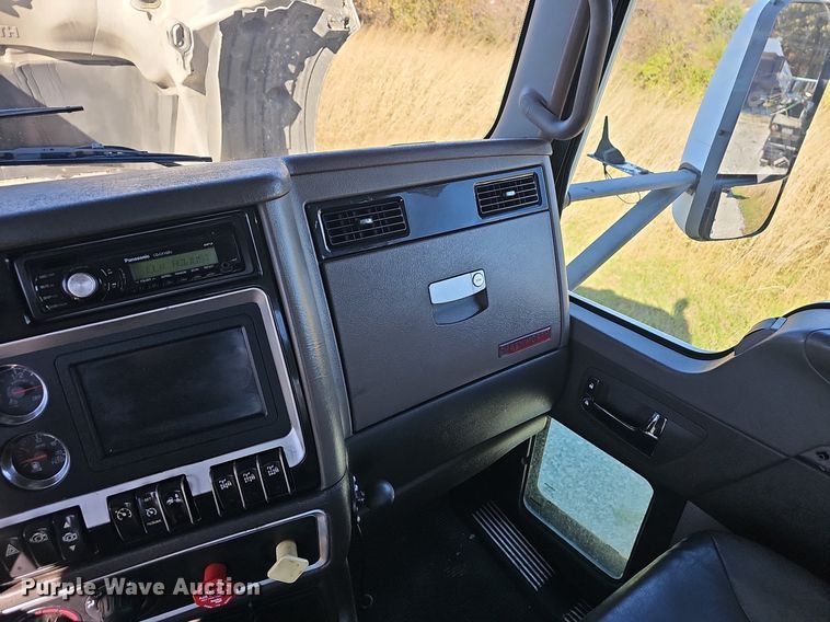 image for item NP9095 2014 Kenworth T660  semi truck