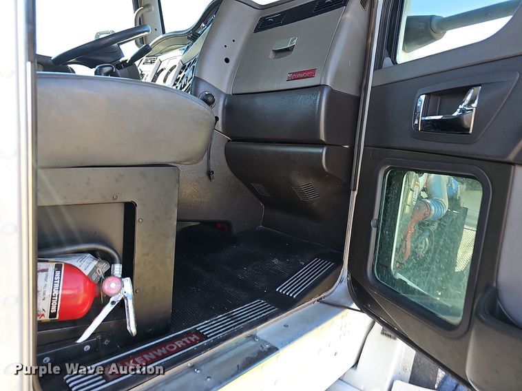 image for item NP9095 2014 Kenworth T660  semi truck