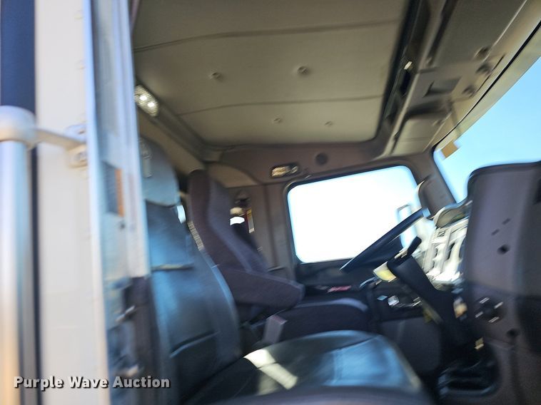 image for item NP9095 2014 Kenworth T660  semi truck