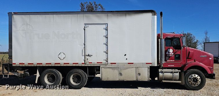 image for item NP9097 1999 Kenworth T800  box truck
