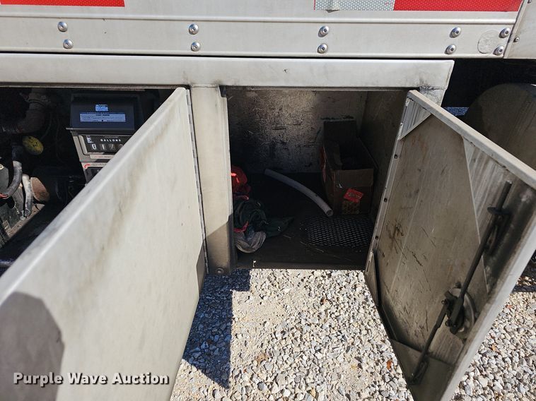 image for item NP9097 1999 Kenworth T800  box truck