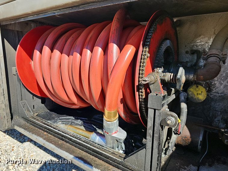 image for item NP9097 1999 Kenworth T800  box truck