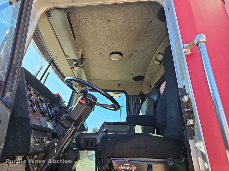 image for item NP9097 1999 Kenworth T800  box truck