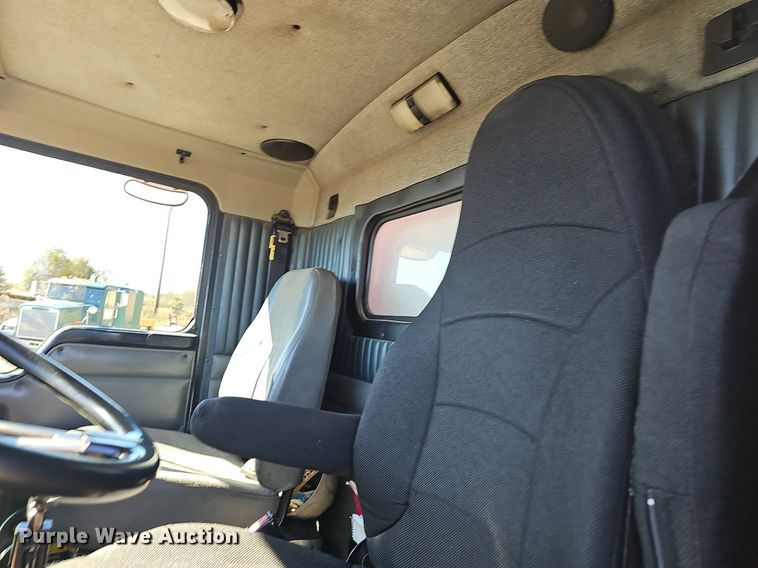 image for item NP9097 1999 Kenworth T800  box truck