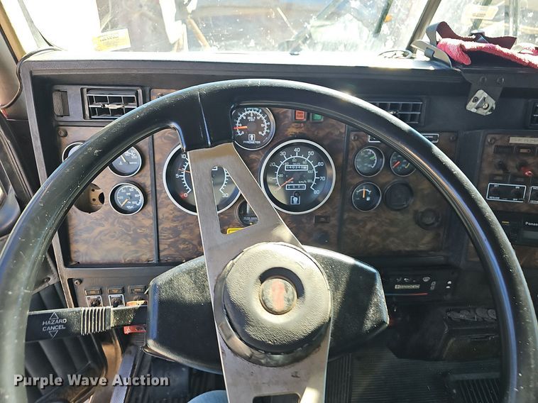 image for item NP9097 1999 Kenworth T800  box truck