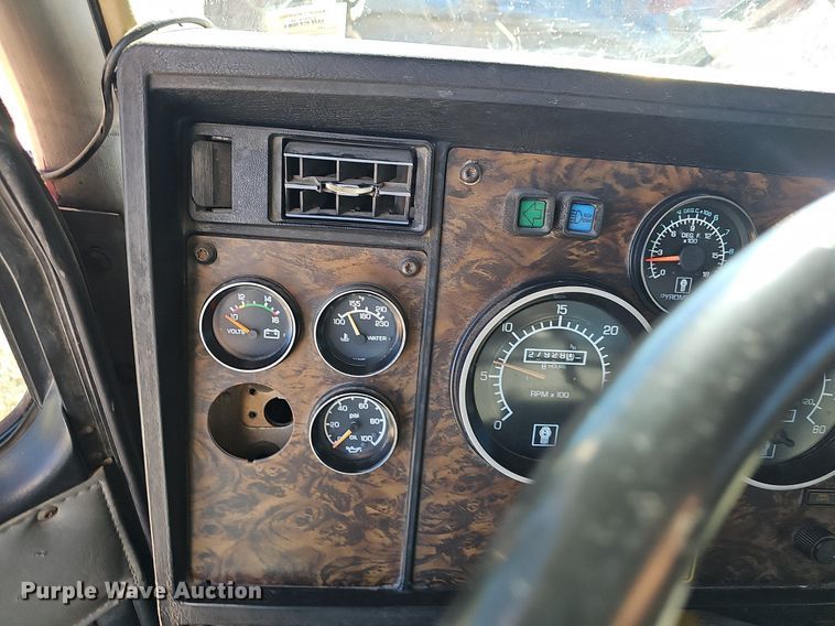 image for item NP9097 1999 Kenworth T800  box truck