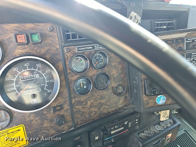 image for item NP9097 1999 Kenworth T800  box truck