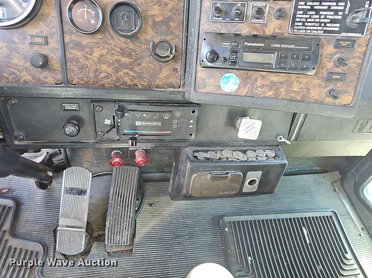 image for item NP9097 1999 Kenworth T800  box truck