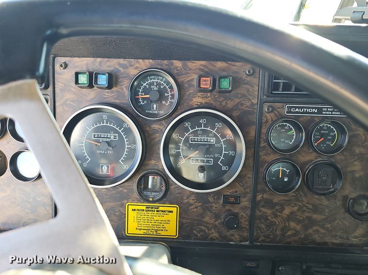 image for item NP9097 1999 Kenworth T800  box truck