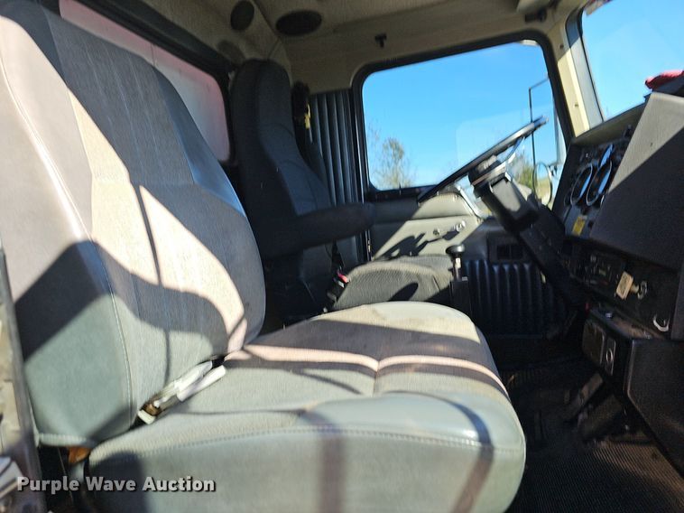 image for item NP9097 1999 Kenworth T800  box truck