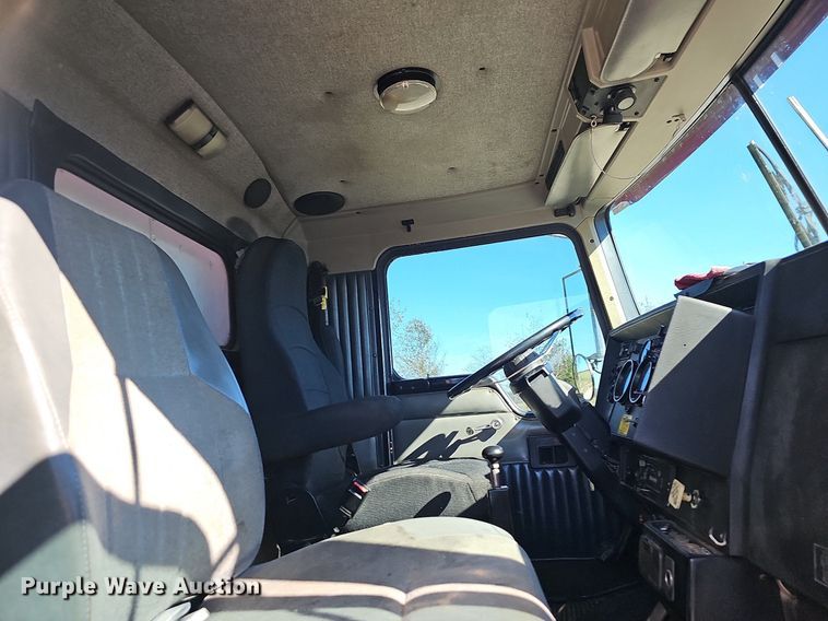 image for item NP9097 1999 Kenworth T800  box truck