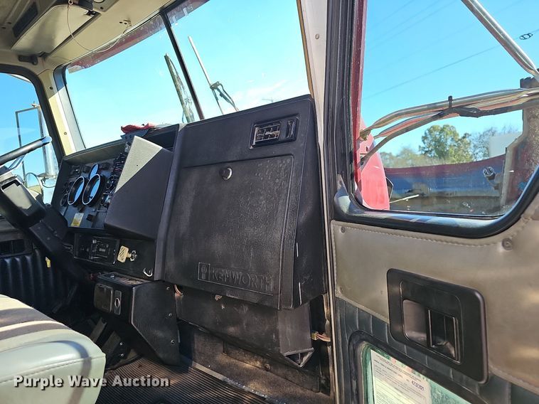 image for item NP9097 1999 Kenworth T800  box truck