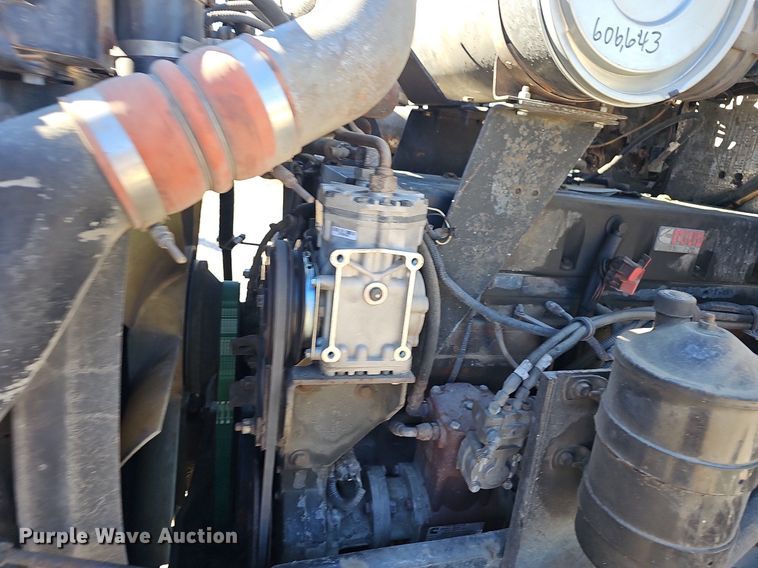 image for item NP9097 1999 Kenworth T800  box truck