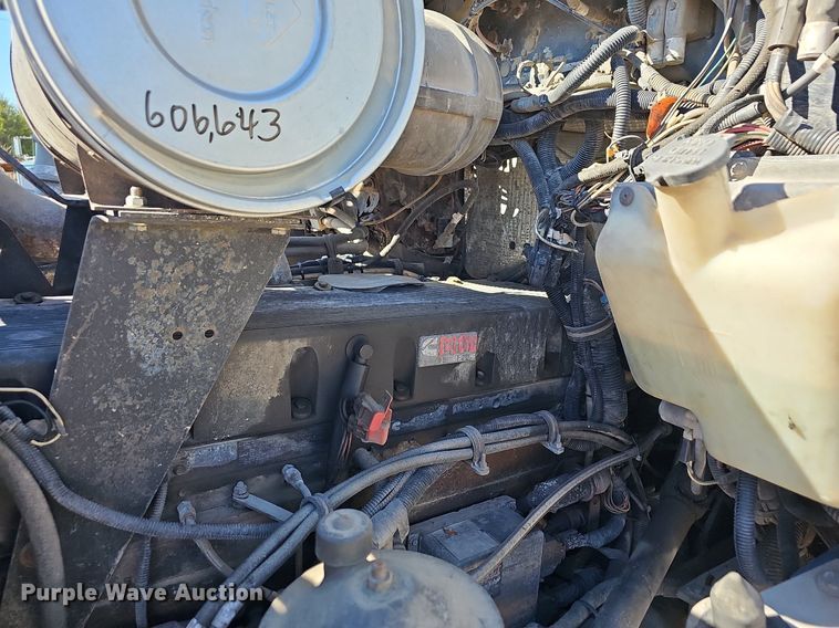 image for item NP9097 1999 Kenworth T800  box truck