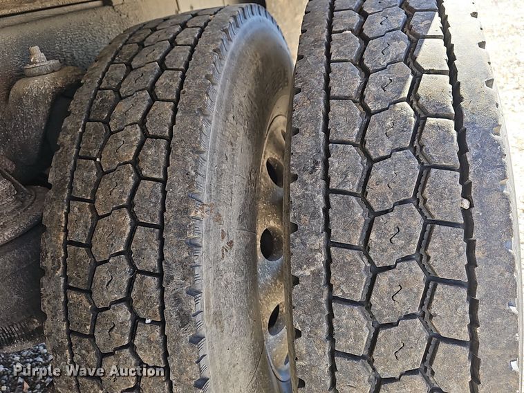 image for item NP9097 1999 Kenworth T800  box truck