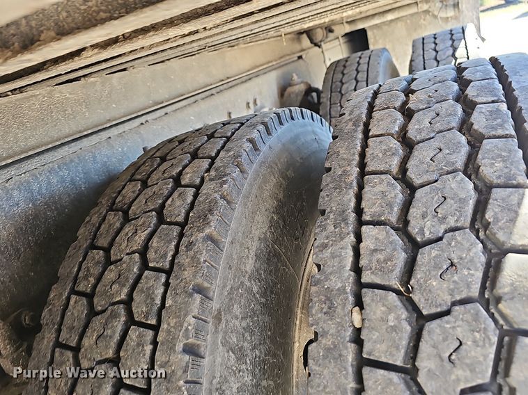 image for item NP9097 1999 Kenworth T800  box truck