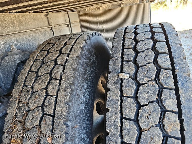 image for item NP9097 1999 Kenworth T800  box truck