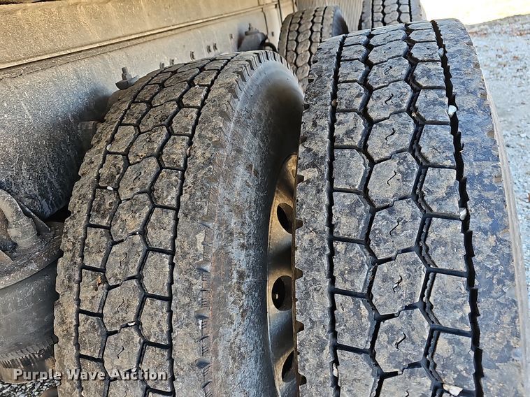 image for item NP9097 1999 Kenworth T800  box truck