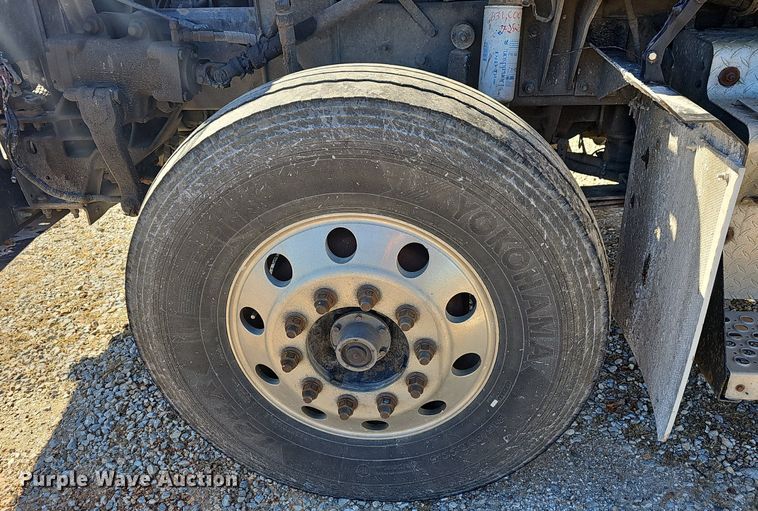 image for item NP9097 1999 Kenworth T800  box truck