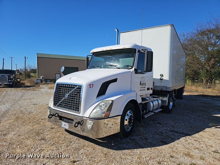 image for item NP9098 2007 Volvo VN  semi truck