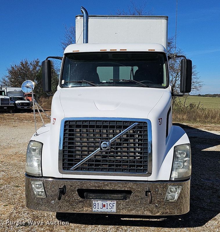 image for item NP9098 2007 Volvo VN  semi truck