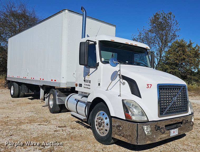 image for item NP9098 2007 Volvo VN  semi truck