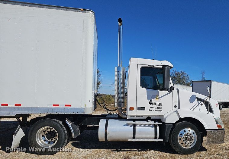 image for item NP9098 2007 Volvo VN  semi truck