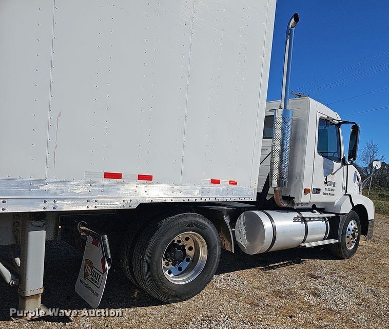 image for item NP9098 2007 Volvo VN  semi truck