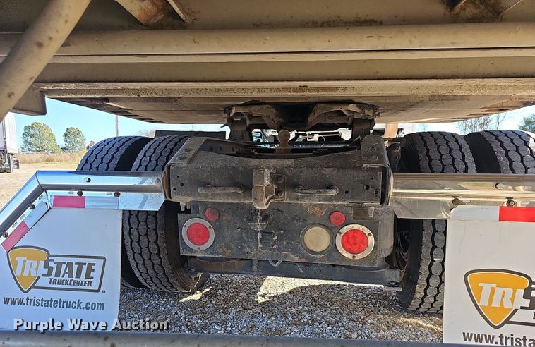 image for item NP9098 2007 Volvo VN  semi truck