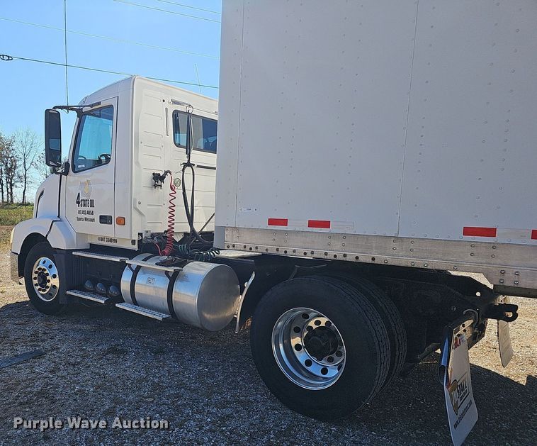 image for item NP9098 2007 Volvo VN  semi truck