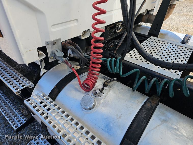 image for item NP9098 2007 Volvo VN  semi truck