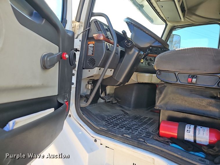 image for item NP9098 2007 Volvo VN  semi truck