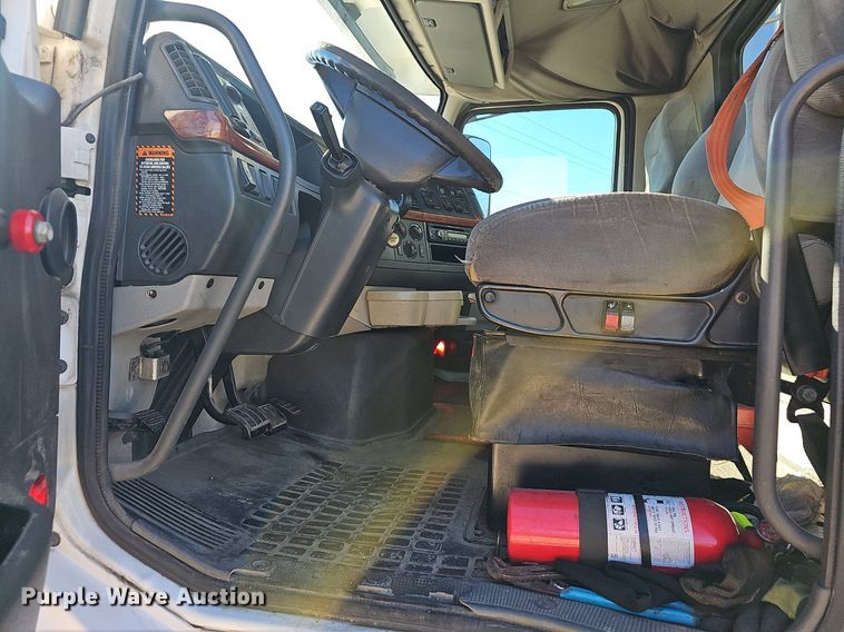 image for item NP9098 2007 Volvo VN  semi truck