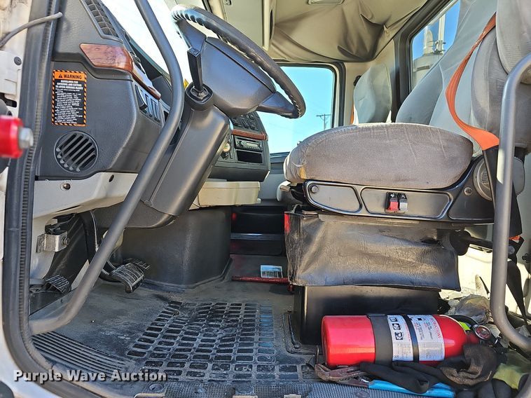 image for item NP9098 2007 Volvo VN  semi truck