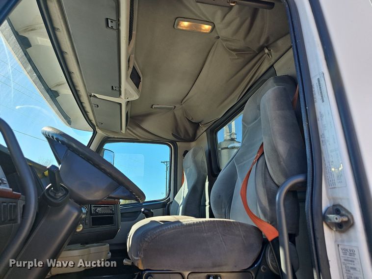 image for item NP9098 2007 Volvo VN  semi truck