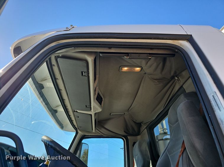 image for item NP9098 2007 Volvo VN  semi truck