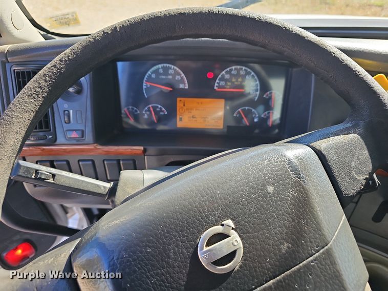 image for item NP9098 2007 Volvo VN  semi truck