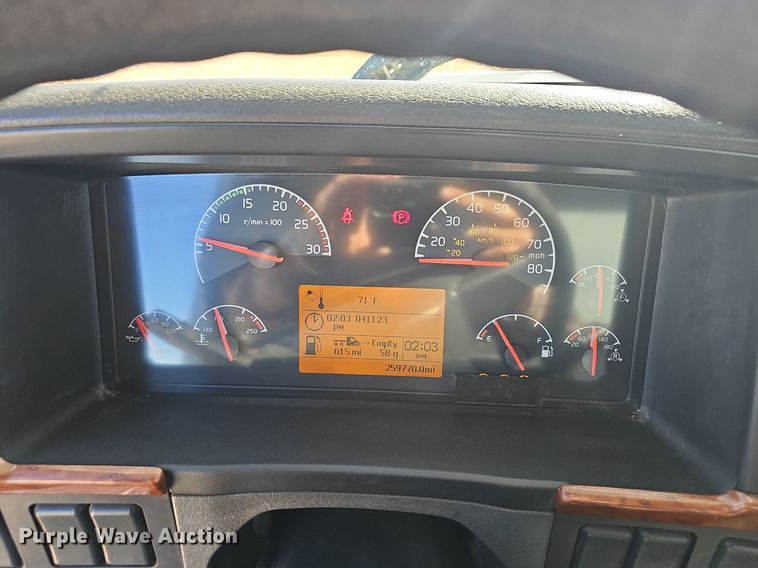 image for item NP9098 2007 Volvo VN  semi truck